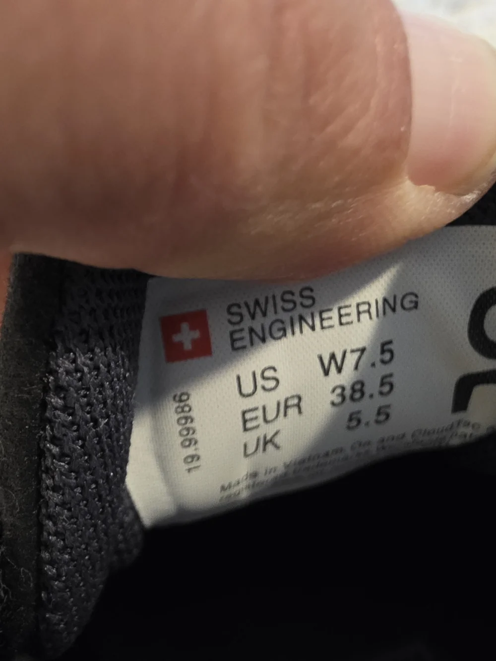 On Running Womens Cloud Waterproof Shoes - Black - Size 7.5 GUC - Picture 3 of 13